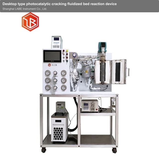 Desktop type photocatalytic cracking fluidized bed reaction device