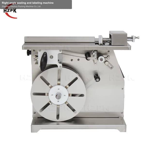 Right angle sealing and labeling machine